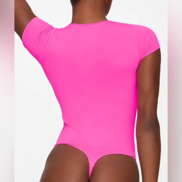 NWT • Skims • ESSENTIAL T-SHIRT BODYSUIT • Pink Highlighter • S/M • READ INFO - Picture 2 of 4